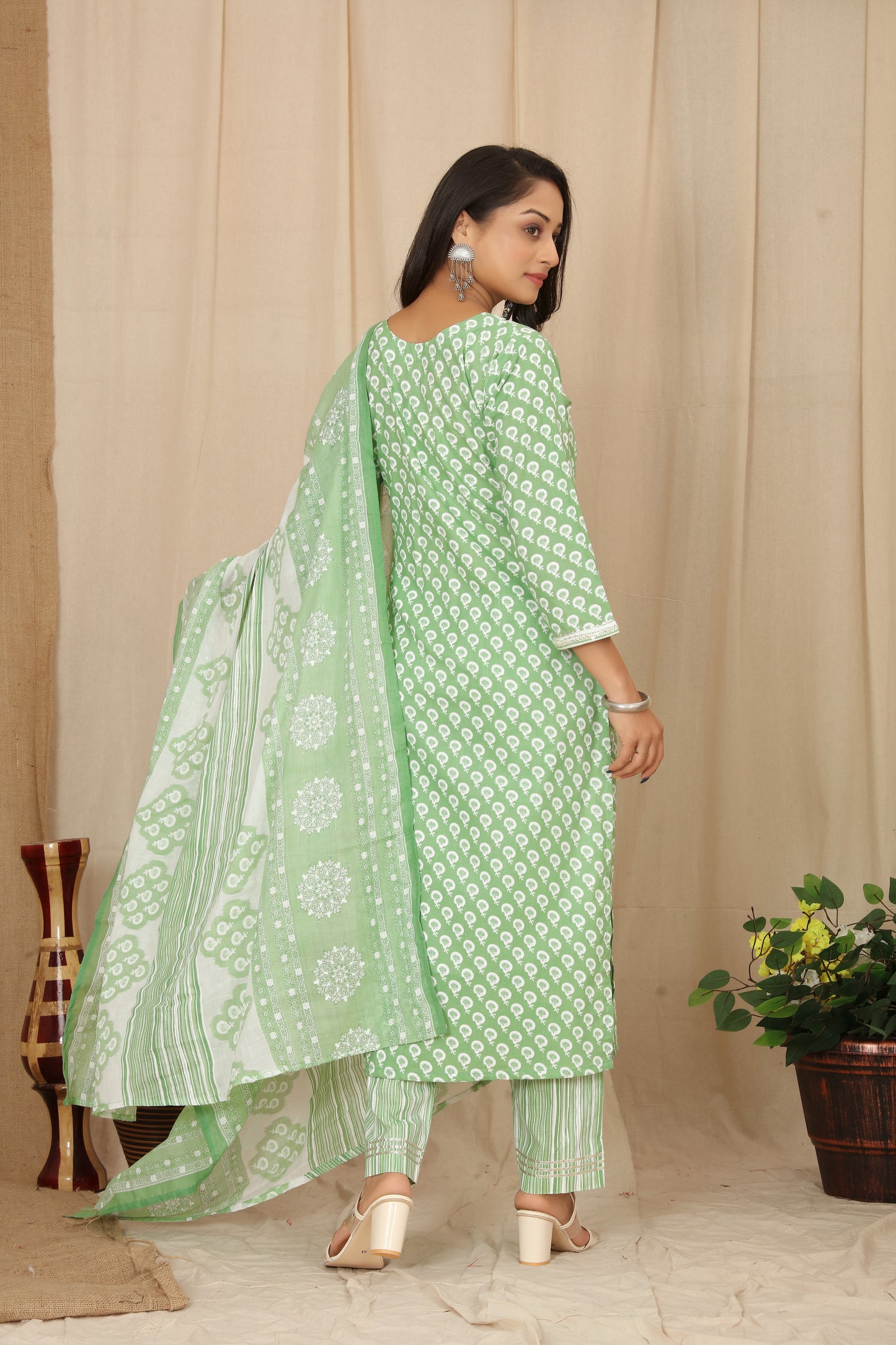 Green Women Cotton Straight Kurti,Pant Dupatta Set.